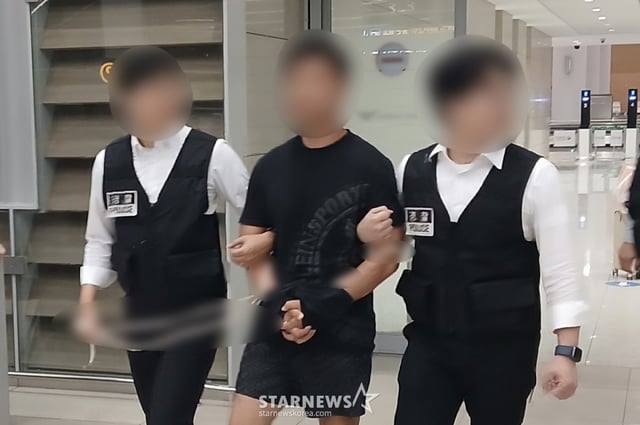 [서울=뉴시스] 법무부는 22일 다수의 웹사이트를 해킹해 재력가 등 사회 저명인사인 피해자들의 금융계좌, 가상자산 계정에서 계정에서 합계 380억 원 이상을 편취한 해킹 범죄조직의 총책급 A씨를 을 태국 방콕에서 인천공항으로 송환했다고 밝혔다.  A씨는 태국 등 해외에서 해킹 범죄단체를 조직하고 2023년 8월경부터 2024년 1월경까지 이동통신사 홈페이지 등에 침입하여 불법수집한 개인정보를 이용해 피해자들 명의로 휴대전화를 개통한 다음 피해자들의 금융계좌, 가상자산 계정에서 무단으로 예금 등 자산을 이체한 것으로 알려졌다. (사진=법무부 제공) 2025.08.22. photo@newsis.com *재판매 및 DB 금지 /사진=류현주