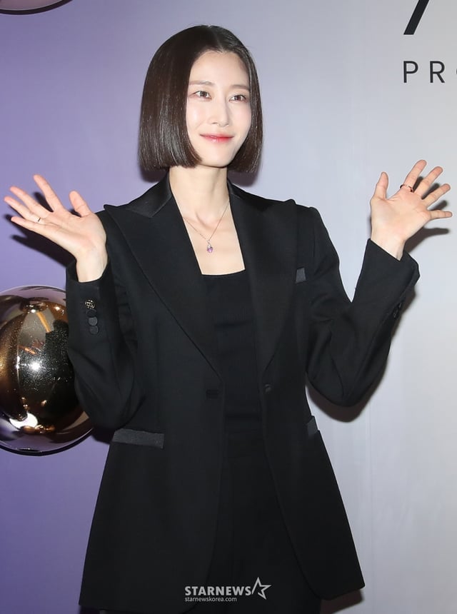 (서울=뉴스1) 권현진 기자 = 배우 이현이가 17일 서울 중구 반야트리 클럽 앤 스파 서울에서 열린 AHC 신제품 라인 타이트닝 아이크림 론칭 행사에서 포즈를 취하고 있다. 2024.12.17/뉴스1  Copyright © 뉴스1. All rights reserved. 무단 전재 및 재배포,  AI학습 이용 금지. /사진=(서울=뉴스1) 권현진 기자