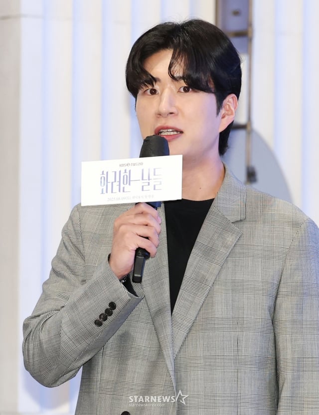 (서울=뉴스1) 권현진 기자 = 아나운서 김진웅이 6일 오후 서울 구로구 더세인트에서 열린 KBS 2TV 새 주말드라마 '화려한 날들'(극본 소현경/ 연출 김형석) 제작발표회에 참석해 진행을 하고 있다.  ‘화려한 날들’은 지금이든, 과거에서든, 앞으로든, 각기 다른 의미로 만나게 되는 화려한 날들에 대한 세대 공감 가족 멜로 이야기다. 2025.8.6/뉴스1  Copyright © 뉴스1. All rights reserved. 무단 전재 및 재배포,  AI학습 이용 금지. /사진=(서울=뉴스1) 권현진 기자