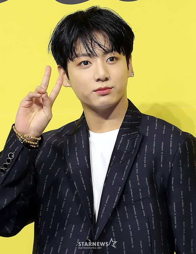 방탄소년단(BTS) 정국이 21일 오후 서울 송파구 방이동 올림픽홀에서 진행된 새 싱글앨범 'Butter' 발매 기념 쇼케이스에서 포즈를 취하고 있다. 'Butter'에는 버터처럼 부드럽게 녹아들어 너를 사로잡겠다는 방탄소년단의 귀여운 고백이 담겨있다. 방탄소년단은 'Butter'를 사실상의 선 공개 싱글로 스타트를 끊고 6월 중 'Butter'가 포함된 새 앨범을 발매할 계획이다. 2021.05.21