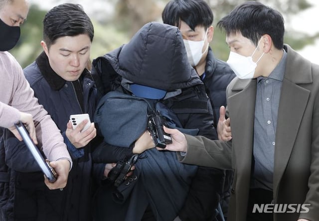 서울 강남 소재 유흥업소 여실장과 함께 배우 고(故) 이선균씨를 협박해 금품을 뜯어낸 혐의로 사전 구속영장이 청구된 전직 영화배우가 2023년 12월28일 오후 인천 미추홀구 인천지법에서 구속 전 피의자 심문(영장실질심사)에 출석하기 위해 이동하고 있다. /사진=뉴시스