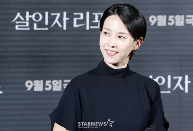 배우 조여정이 12일 서울 용산구 CGV 용산아이파크몰에서 열린 영화 '살인자 리포트'(감독 조영준) 제작보고회에 참석해 인사말을 하고 있다.  '살인자 리포트'는 특종에 목마른 베테랑 기자 선주(조여정 분)에게 정신과 의사 영훈(정성일 분)이 연쇄살인을 고백하는 인터뷰를 요청하면서 벌어지는 이야기를 담은 영화로 오는 9월 5일 개봉한다. /2025.08.12 /사진=김휘선 hwijpg@