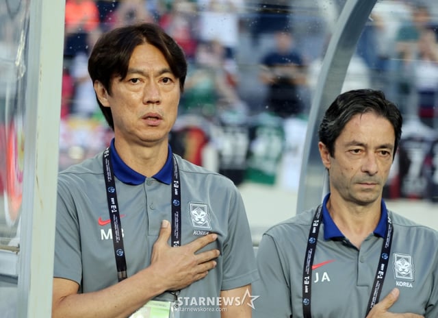 홍명보 감독이 지난달 15일 용인미르종합운동장에서 열린 2025 동아시아축구연맹(EAFF) E-1 챔피언십(동아시안컵) 일본과의 최종전을 준비하고 있다. /사진=강영조 선임기자