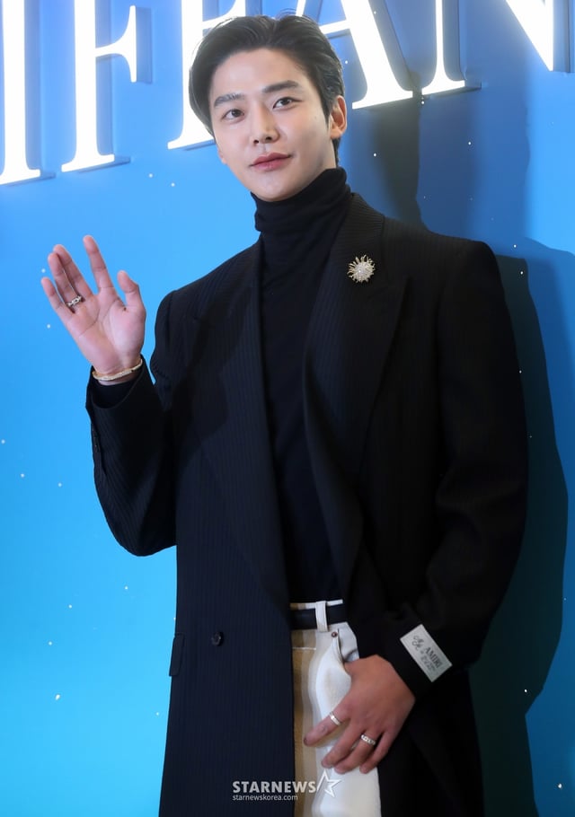 배우 로운이 13일 서울 송파구 잠실 롯데월드몰에서 진행된  주얼리 브랜드 팝업 스토어 오픈 행사에 참석해 포즈를 취하고 있다. 2024.12.13 /사진=김창현 chmt@