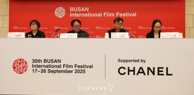 [서울=뉴시스] 김혜진 기자 = 제30회 부산국제영화제 개최 기자회견이 열린 26일 서울 중구 대한상공회의소에서 김영덕(왼쪽부터) 마켓위원장, 박광수 부산국제영화제 이사장, 정한석 집행위원장, 박가언 수석프로그래머가 올해 영화제에 대해 설명하고 있다.  이번 영화제는 오는 9월17~26일 영화의전당 등 7개 극장 31개 스크린에서 총 328편(공식 초청작 64개국 241편, 커뮤니티비프 87편)의 작품을 소개한다. 2025.08.26. jini@newsis.com /사진=김혜진