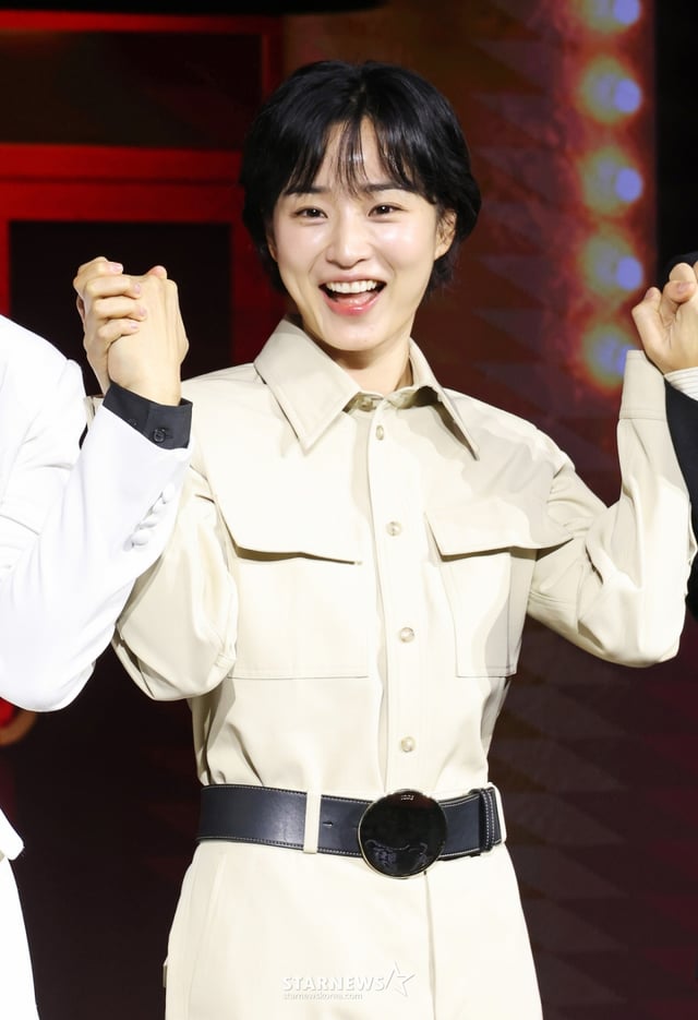 배우 방효린이 18일 오전 서울 마포구 호텔나루 서울 엠갤러리에서 진행된 넷플릭스 오리지널 시리즈 '애마' 제작발표회에 참석해 포즈를 취하고 있다. 1980년대 한국을 강타한 에로영화의 탄생 과정 속, 화려한 스포트라이트에 가려진 어두운 현실에 용감하게 맞짱 뜨는 톱스타 ‘희란’과 신인 배우 ‘주애’의 이야기를 그린 넷플릭스 시리즈 '애마'는 오는 22일 공개된다. /2025.08.18 /사진=이동훈 photoguy@