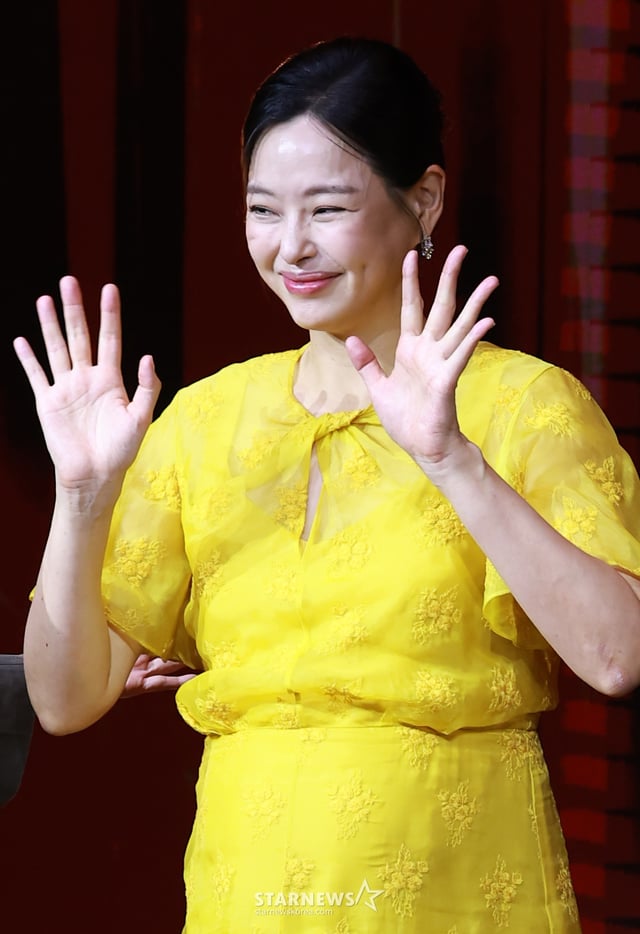 (서울=뉴스1) 권현진 기자 = 배우 이하늬가 18일 오전 서울 중구 호텔나루서울엠갤러리에서 열린 넷플릭스 시리즈 '애마' 제작발표회에 참석해 인사를 하고 있다. '애마'는 1980년대 한국을 강타한 에로영화의 탄생 과정 속, 화려한 스포트라이트에 가려진 어두운 현실에 용감하게 맞짱 뜨는 톱스타 '희란'(이하늬 분)과 신인 배우 '주애'(방효린 분)의 이야기를 그린 작품이다. 2025.8.18/뉴스1 Copyright © 뉴스1. All rights reserved. 무단 전재 및 재배포, AI학습 이용 금지. /사진=(서울=뉴스1) 권현진 기자