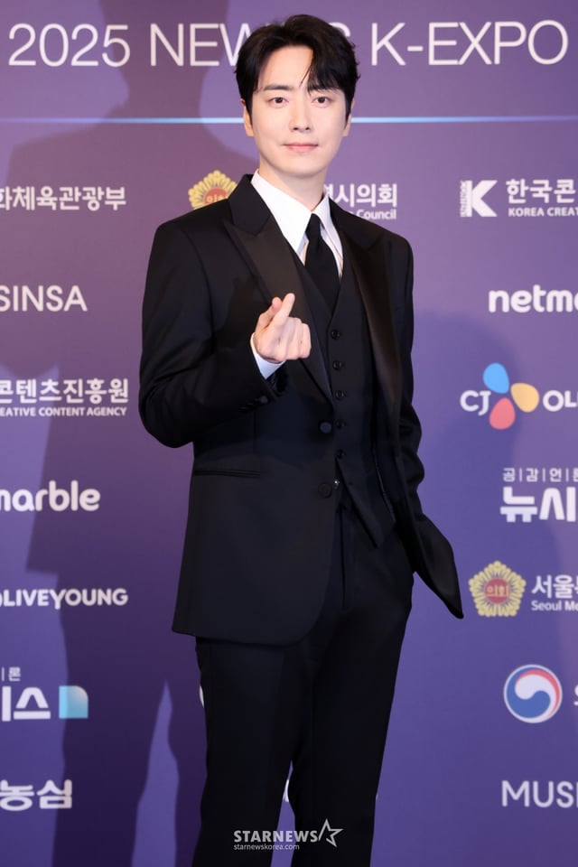 [서울=뉴시스] 조성우 기자 = 배우 이준혁이 28일 서울 중구 롯데호텔에서 열린 제7회 뉴시스 한류엑스포(2025 K-엑스포) 포토월 행사에서 포즈를 취하고 있다. 2025.08.28. xconfind@newsis.com /사진=조성우
