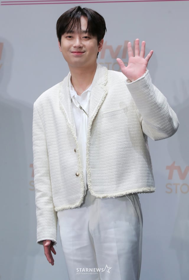 가수 이찬원이 4일 오후 서울 구로구 라마다 서울 신도림 호텔에서 진행된 tvN STORY 예능 프로그램 '잘생긴 트롯' 제작발표회에 참석해 포즈를 취하고 있다. '잘생긴 트롯'은 연예계 대표 12명의 남자 스타들이 트롯에 진정성을 가지고 도전하는 신(新) 음악 예능이다. 오는 14일 첫 방송. 2025.02.04 /사진=김창현 chmt@