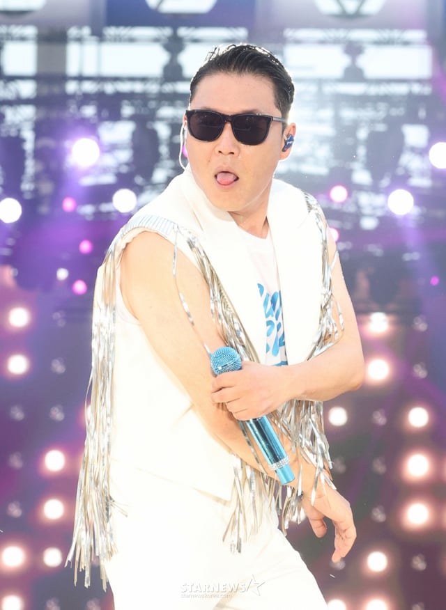 (인천=뉴스1) 권현진 기자 = 가수 싸이가 28일 오후 인천 서구 인천아시아드 주경기장에서 가진 '싸이 흠뻑쇼 SUMMER SWAG 2025 - 인천'에서 화려한 무대를 선보이고 있다. 2025.6.28/뉴스1 Copyright © 뉴스1. All rights reserved. 무단 전재 및 재배포, AI학습 이용 금지. /사진=(인천=뉴스1) 권현진 기자
