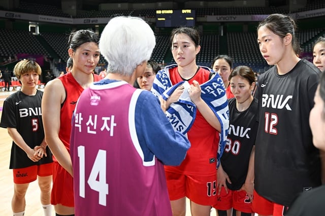 BNK 선수들이 박신자 여사의 조언을 듣고 있다. /사진=WKBL 제공 
