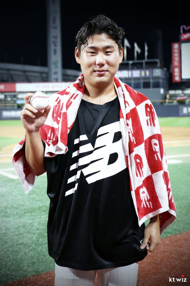 KT 투수 문용익이 30일 수원 KIA전에서 승리 후 기념구와 함께 포즈를 취하고 있다. /사진=KT 위즈 제공