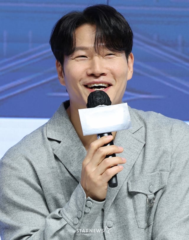(서울=뉴스1) 권현진 기자 = 가수 김종국이 4일 오전 서울 강남구 강남 엘리에나 호텔에서 열린 Mnet ‘커플팰리스2’ 제작발표회에 참석해 인사말을 하고 있다. ‘커플팰리스2’는 완벽한 결혼 상대를 찾는 싱글남녀들을 위한 대규모 커플 매칭 서바이벌로 ‘결혼정보회사(결정사)’ 못지않은 극사실적 매칭 시스템을 통해 평생을 함께하고 싶은 동반자를 찾는 예능이다. 2025.2.4/뉴스1 Copyright © 뉴스1. All rights reserved. 무단 전재 및 재배포, AI학습 이용 금지. /사진=(서울=뉴스1) 권현진 기자