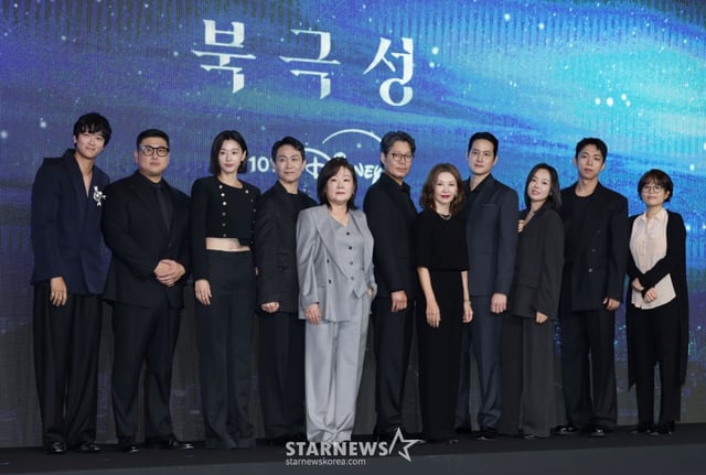 배우 강동원, 허명행 감독, 배우 전지현, 오정세, 김해숙, 유재명, 이미숙, 박해준, 이상희, 주종혁, 김희원 감독이 2일 오전 서울 포시즌스 호텔에서 진행된 디즈니+ 오리지널 시리즈 '북극성' 제작발표회에 참석해 포즈를 취하고 있다. 유엔대사로서 국제적 명성을 쌓아온 문주(전지현)가 대통령 후보 피격 사건의 배후를 쫓는 가운데, 그녀를 지켜야만 하는 국적불명의 특수요원 산호(강동원)와 함께 한반도를 위협하는 거대한 진실을 마주하는 첩보 멜로 시리즈 '북극성'은 오는 10일 공개된다. /2025.09.10 /사진=이동훈 photoguy@