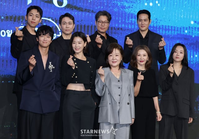 배우 강동원, 전지현, 김해숙, 이미숙, 이상희, 주종혁, 오정세, 유재명, 박해준이 2일 오전 서울 포시즌스 호텔에서 진행된 디즈니+ 오리지널 시리즈 '북극성' 제작발표회에 참석해 포즈를 취하고 있다. 유엔대사로서 국제적 명성을 쌓아온 문주(전지현)가 대통령 후보 피격 사건의 배후를 쫓는 가운데, 그녀를 지켜야만 하는 국적불명의 특수요원 산호(강동원)와 함께 한반도를 위협하는 거대한 진실을 마주하는 첩보 멜로 시리즈 '북극성'은 오는 10일 공개된다. /2025.09.10 /사진=이동훈 photoguy@
