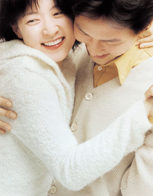 왼쪽부터 이영애, 이정재 /사진=영화 '선물'