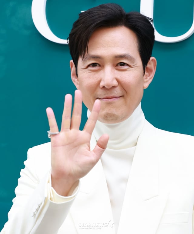 (서울=뉴스1) 권현진 기자 = 배우 이정재가 2일 오후 서울 강남구 구찌 청담 플래그십에서에서 열린 구찌(GUCCI)의 오스테리아 서울 이전·리뉴얼 오픈 기념 행사에 참석해 포즈를 취하고 있다. 2025.9.2/뉴스1 Copyright © 뉴스1. All rights reserved. 무단 전재 및 재배포, AI학습 이용 금지. /사진=(서울=뉴스1) 권현진 기자