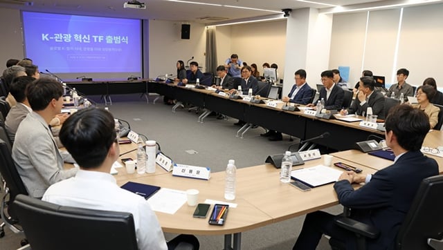 최휘영 문화체육관광부 장관이 3일 열린 케이(K)-관광 혁신 전담팀(TF) 출범식에서 참석자들과 관광정책에 대한 의견을 나누고 있다. /사진=문체부