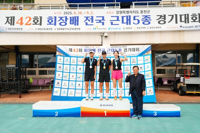제42회 회장배 전국근대5종경기대회 여자 일반부 4종 시상식. 왼쪽부터 은메달 김은주, 금메달 김예나, 동메달 유수민. /사진=대한근대5종연맹 제공