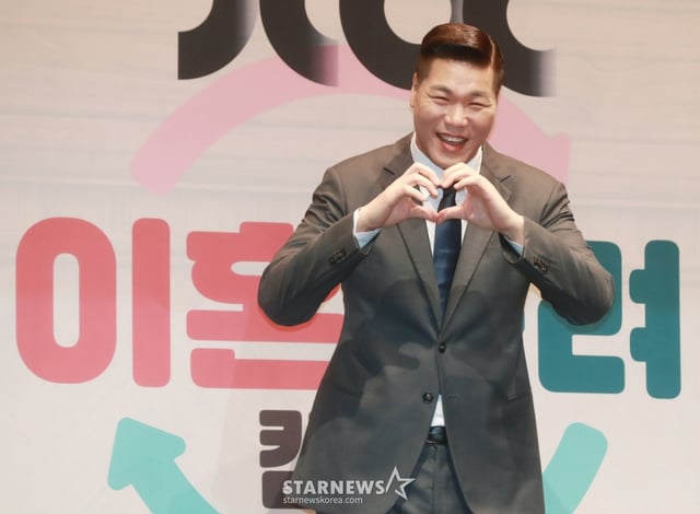 방송인 서장훈이 13일 오전 서울 라마다서울 신도림 호텔에서 진행된 JTBC 예능 '이혼숙려캠프' 제작발표회에 참석해 포즈를 취하고 있다. 인생을 새로고침하기 위한 부부들의 이야기 '이혼숙려캠프'는 오는 15일 첫 방송된다. /2024.08.13 /사진=이동훈