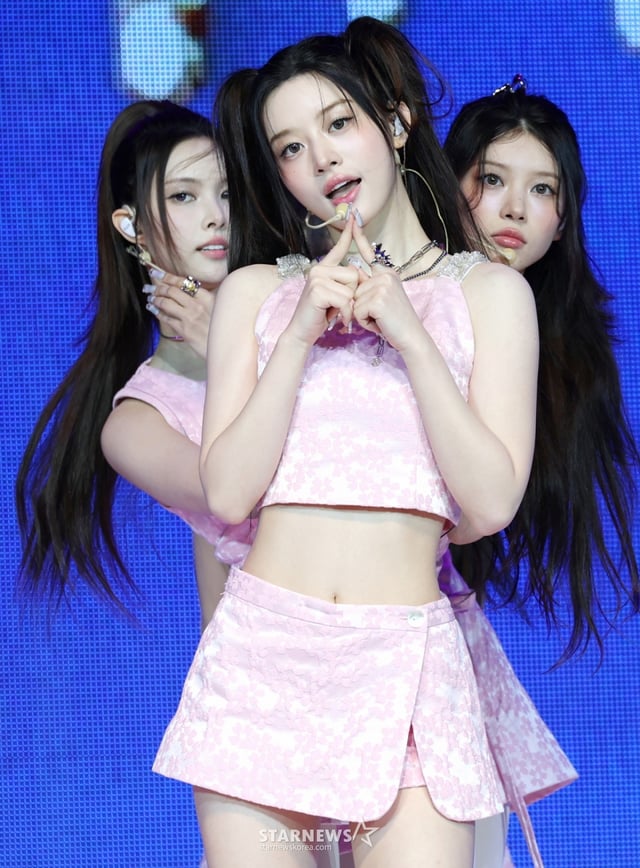 (서울=뉴스1) 권현진 기자 = 그룹 아일릿의 윤아(왼쪽부터)와 민주, 모카가 16일 오후 서울 광진구 광장동 예스24 라이브홀에서 가진 세 번째 미니앨범 'bomb' 발매 기념 쇼케이스에 참석해 타이틀 곡 ‘빌려온 고양이’를 선보이고 있다. 2025.6.16/뉴스1  Copyright © 뉴스1. All rights reserved. 무단 전재 및 재배포,  AI학습 이용 금지. /사진=(서울=뉴스1) 권현진 기자