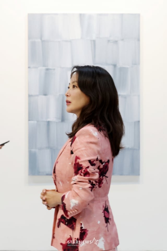 [서울=뉴시스] 박진희 기자 = 배우 김희선이 3일 서울 강남구 코엑스에서 열린 '키아프 서울(Kiaf SEOUL)' 전시장을 돌아보고 있다. 2025.09.03. pak7130@newsis.com /사진=박진희