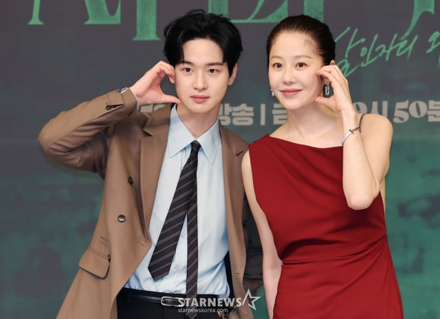 배우 장동윤, 고현정이 4일 오전 서울 양천구 SBS 목동사옥에서 진행된 SBS 금토드라마 '사마귀: 살인자의 외출' 제작발표회에 참석해 포즈를 취하고 있다.  잔혹한 연쇄살인마 ‘사마귀’가 잡힌지 20년이 지나 모방범죄가 발생하고, 이 사건 해결을 위해 한 형사가 평생을 증오한 ‘사마귀’인 엄마와 예상 못한 공조수사를 펼치며 벌어지는 고밀도 범죄 스릴러 '사마귀: 살인자의 외출'은 오는 5일 첫 방송된다. /2025.09.04 /사진=이동훈 photoguy@