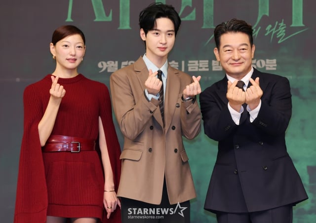 배우 이엘, 장동윤, 조성하가 4일 오전 서울 양천구 SBS 목동사옥에서 진행된 SBS 금토드라마 '사마귀: 살인자의 외출' 제작발표회에 참석해 포즈를 취하고 있다. 잔혹한 연쇄살인마 ‘사마귀’가 잡힌지 20년이 지나 모방범죄가 발생하고, 이 사건 해결을 위해 한 형사가 평생을 증오한 ‘사마귀’인 엄마와 예상 못한 공조수사를 펼치며 벌어지는 고밀도 범죄 스릴러 '사마귀: 살인자의 외출'은 오는 5일 첫 방송된다. /2025.09.04 /사진=이동훈 photoguy@