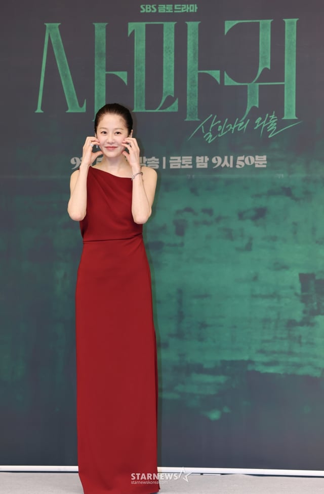 배우 고현정이 4일 오전 서울 양천구 SBS 목동사옥에서 진행된 SBS 금토드라마 '사마귀: 살인자의 외출' 제작발표회에 참석해 포즈를 취하고 있다. 잔혹한 연쇄살인마 ‘사마귀’가 잡힌지 20년이 지나 모방범죄가 발생하고, 이 사건 해결을 위해 한 형사가 평생을 증오한 ‘사마귀’인 엄마와 예상 못한 공조수사를 펼치며 벌어지는 고밀도 범죄 스릴러 '사마귀: 살인자의 외출'은 오는 5일 첫 방송된다. /2025.09.04 /사진=이동훈 photoguy@