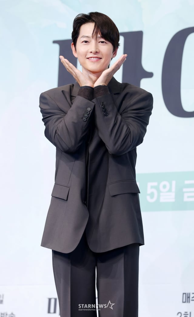 배우 송중기가 4일 서울 구로구 신도림 더 링크 호텔에서 열린 JTBC 금요시리즈 '마이 유스' 제작발표회에 참석해 포즈를 취하고 있다. /2025.09.04 /사진=김휘선 hwijpg@