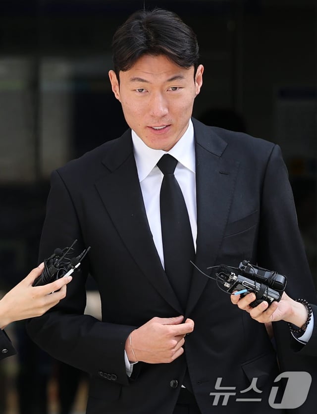 '불법 촬영' 혐의를 받는 축구선수 황의조(33·알라니아스포르)가 4일 오후 서울 서초구 서울중앙지방법원에서 열린 성폭력범죄의처벌등에관한특례법위반(카메라등이용촬영) 항소심 선고 공판에서 1심과 같은 징역 1년 집행유예 2년을 선고받은 후 법정을 나서며 심경을 밝히고 있다. /사진=뉴스1