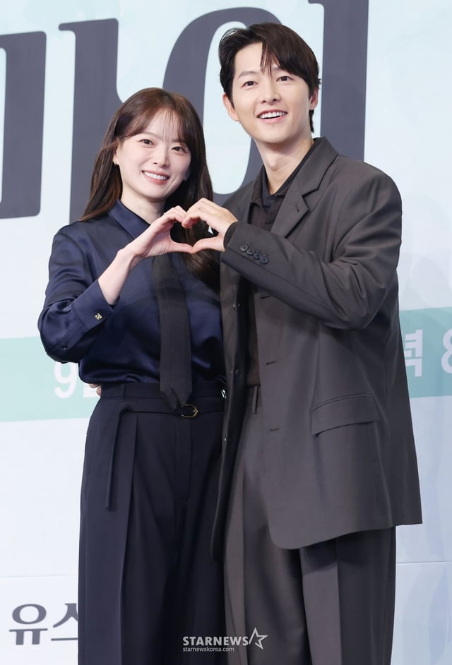 배우 천우희, 송중기가 4일 서울 구로구 신도림 더 링크 호텔에서 열린 JTBC 금요시리즈 '마이 유스' 제작발표회에 참석해 포즈를 취하고 있다. /2025.09.04 /사진=김휘선 hwijpg@