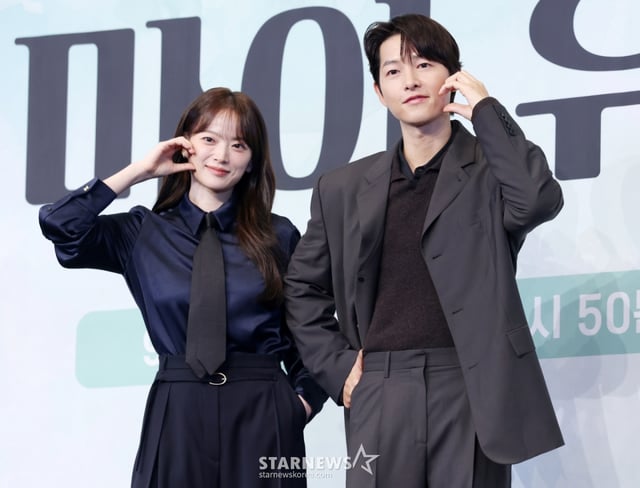 배우 천우희, 송중기가 4일 서울 구로구 신도림 더 링크 호텔에서 열린 JTBC 금요시리즈 '마이 유스' 제작발표회에 참석해 포즈를 취하고 있다. /2025.09.04 /사진=김휘선 hwijpg@