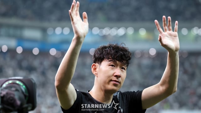 토트넘 손흥민이 3일 서울월드컵경기장에서 열린 '2025 쿠팡플레이시리즈 토트넘 홋스퍼와 뉴캐슬 유나이티드 경기를 마무리 한후 그라운드를 돌며 인사를 하고 있다.   2025.08.3. /사진=강영조 cameratalks@