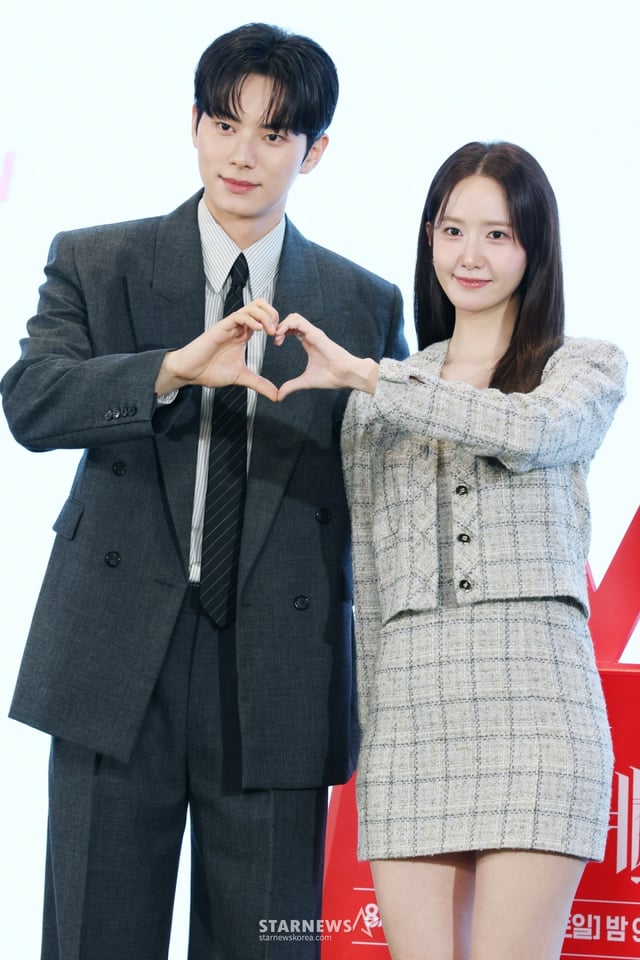 배우 이채민, 임윤아가 19일 오후 서울 구로구 더세인트에서 진행된 tvN 토일드라마 '폭군의 셰프' 제작발표회에 참석해 포즈를 취하고 있다. 최고의 순간 과거로 타임슬립한 셰프가 최악의 폭군이자 절대 미각 소유자인 왕을 만나며 벌어지는 서바이벌 판타지 로맨틱코미디 '폭군의 셰프'는 오는 23일 첫 방송된다. /2025.08.19 /사진=이동훈 photoguy@