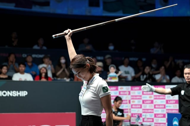 김가영이 챔피언샷을 성공시킨 뒤 큐를 들어올려 우승 세리머니를 하고 있다. /사진=PBA 투어 제공