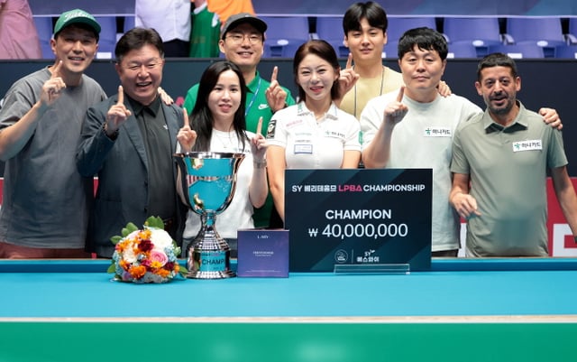 김가영(가운데)이 팀 동료들과 기념 촬영을 하고 있다. 맨 오른쪽은 초클루. /사진=PBA 투어 제공