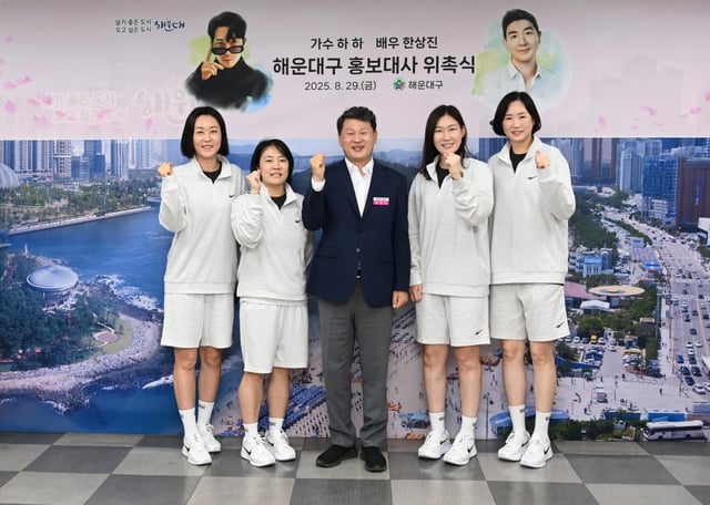 오른쪽에서 두번쨰가 박정은 감독
