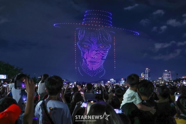 (서울=뉴스1) 구윤성 기자 = 7일 오후 서울 광진구 뚝섬한강공원에서 열린 '2025 한강 불빛 공연(드론 라이트쇼)'에서 1,200여 대의 드론이 '케이팝데몬헌터스(케데헌)' 캐릭터들의 모습을 이루며 밤하늘을 수놓고 있다. 2025.9.7/뉴스1 Copyright © 뉴스1. All rights reserved. 무단 전재 및 재배포, AI학습 이용 금지. /사진=(서울=뉴스1) 구윤성 기자
