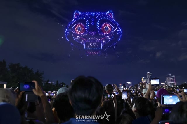 (서울=뉴스1) 구윤성 기자 = 7일 오후 서울 광진구 뚝섬한강공원에서 열린 '2025 한강 불빛 공연(드론 라이트쇼)'에서 1,200여 대의 드론이 '케이팝데몬헌터스(케데헌)' 캐릭터들의 모습을 이루며 밤하늘을 수놓고 있다. 2025.9.7/뉴스1 Copyright © 뉴스1. All rights reserved. 무단 전재 및 재배포, AI학습 이용 금지. /사진=(서울=뉴스1) 구윤성 기자