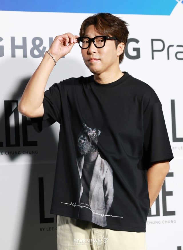 (서울=뉴스1) 권현진 기자 = 방송인 대도서관이 4일 서울 중구 동대문디자인플라자(DDP)에서 열린 2026 S/S서울패션위크 라이(LIE) 패션쇼에 참석해 포즈를 취하고 있다. 2025.9.4/뉴스1 Copyright © 뉴스1. All rights reserved. 무단 전재 및 재배포, AI학습 이용 금지. /사진=(서울=뉴스1) 권현진 기자