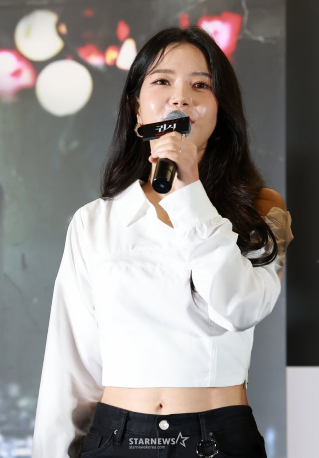 (서울=뉴스1) 권현진 기자 = 마마무 솔라가 9일 서울 용산구 CGV용산아이파크몰에서 열린 영화 '귀시'(감독 홍원기) 언론시사회에 참석해 인사말을 하고 있다. ‘귀시’는 여우 창문이 열리면 펼쳐지는 귀신 거래 시장 ‘귀시’에서 갖지 못한 것을 가지려는 사람들이 벌이는 섬뜩한 이야기를 그린 작품이다. 2025.9.9/뉴스1 Copyright © 뉴스1. All rights reserved. 무단 전재 및 재배포, AI학습 이용 금지. /사진=(서울=뉴스1) 권현진 기자