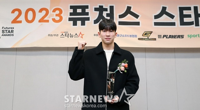 정마호가 스타뉴스 주최한 '2023 퓨처스 스타대상'에서 축구 스타대상을 수상한 뒤 포즈를 취하고 있다. /사진=김창현 기자