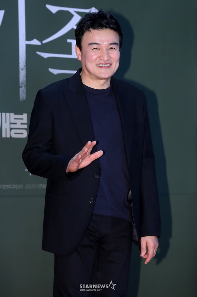 배우 박중훈이 7일 오후 서울 강남구 삼성동 메가박스 코엑스에서 진행된 영화 '보통의 가족' VIP 시사회에 참석해 포즈를 취하고 있다.  '보통의 가족'은 각자의 신념을 가지고 살아가던 네 사람이 아이들의 범죄현장이 담긴 CCTV를 보게 되면서 모든 것이 무너져가는 모습을 담은 웰메이드 서스펜스. 오는 16일 개봉. 2024.10.07 /사진=김창현