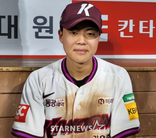 키움 어준서가 지난 9일 LG전 승리 후 취재진과 인터뷰를 하고 있다. /사진=안호근 기자