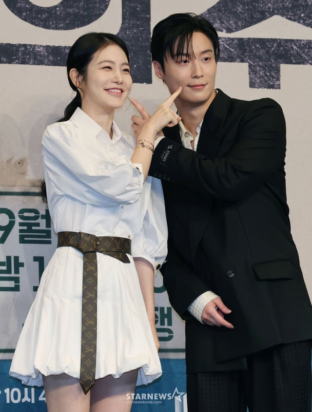 배우 신예은, 허남준이 11일 오후 서울 구로구 더링크호텔에서 진행된 JTBC 토일드라마 '백번의 추억' 제작발표회에 참석해 포즈를 취하고 있다. 1980년대 100번 버스 안내양 영례와 종희의 빛나는 우정, 그리고 두 친구의 운명적 남자 재필을 둘러싼 애틋한 첫사랑을 그린 뉴트로 청춘 멜로 드라마 '백번의 추억'은 오는 13일 첫 방송된다. /2025.09.11 /사진=이동훈 photoguy@