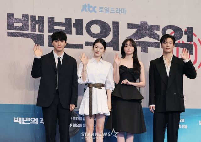 김상호 감독, 배우 신예은, 김다미, 허남준이 11일 오후 서울 구로구 더링크호텔에서 진행된 JTBC 토일드라마 '백번의 추억' 제작발표회에 참석해 포즈를 취하고 있다. 1980년대 100번 버스 안내양 영례와 종희의 빛나는 우정, 그리고 두 친구의 운명적 남자 재필을 둘러싼 애틋한 첫사랑을 그린 뉴트로 청춘 멜로 드라마 '백번의 추억'은 오는 13일 첫 방송된다. /2025.09.11 /사진=이동훈 photoguy@