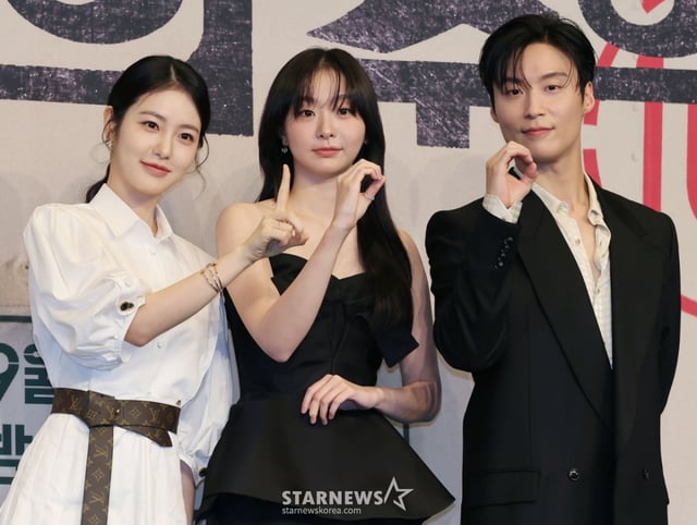 배우 신예은, 김다미, 허남준이 11일 오후 서울 구로구 더링크호텔에서 진행된 JTBC 토일드라마 '백번의 추억' 제작발표회에 참석해 포즈를 취하고 있다. 1980년대 100번 버스 안내양 영례와 종희의 빛나는 우정, 그리고 두 친구의 운명적 남자 재필을 둘러싼 애틋한 첫사랑을 그린 뉴트로 청춘 멜로 드라마 '백번의 추억'은 오는 13일 첫 방송된다. /2025.09.11 /사진=이동훈 photoguy@