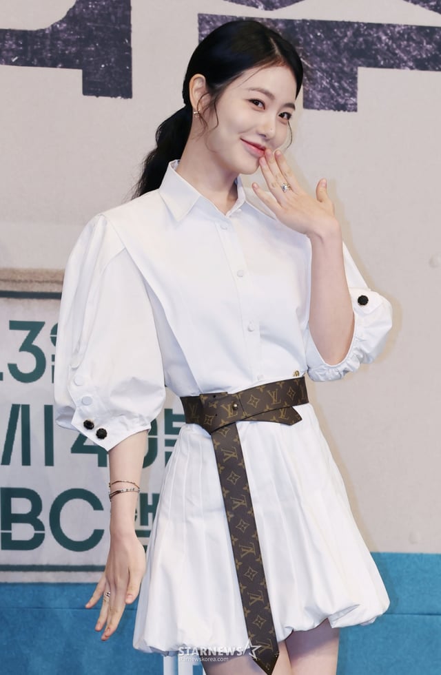 배우 신예은이 11일 오후 서울 구로구 더링크호텔에서 진행된 JTBC 토일드라마 '백번의 추억' 제작발표회에 참석해 포즈를 취하고 있다. 1980년대 100번 버스 안내양 영례와 종희의 빛나는 우정, 그리고 두 친구의 운명적 남자 재필을 둘러싼 애틋한 첫사랑을 그린 뉴트로 청춘 멜로 드라마 '백번의 추억'은 오는 13일 첫 방송된다. /2025.09.11 /사진=이동훈 photoguy@