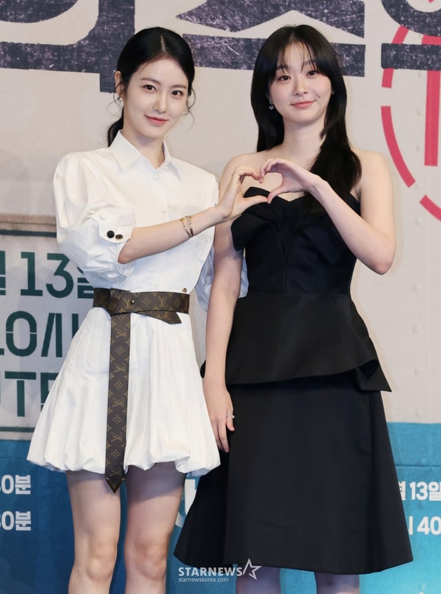 배우 신예은, 김다미가 11일 오후 서울 구로구 더링크호텔에서 진행된 JTBC 토일드라마 '백번의 추억' 제작발표회에 참석해 포즈를 취하고 있다. 1980년대 100번 버스 안내양 영례와 종희의 빛나는 우정, 그리고 두 친구의 운명적 남자 재필을 둘러싼 애틋한 첫사랑을 그린 뉴트로 청춘 멜로 드라마 '백번의 추억'은 오는 13일 첫 방송된다. /2025.09.11 /사진=이동훈 photoguy@